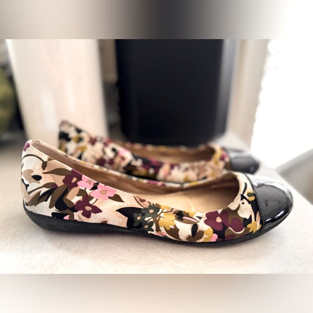 Marc Fisher Watecolor floral ballet flats size 9.5